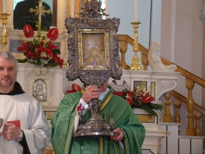 Mons. Americo Ciani and Holy Face of Manoppello, photo: Paul Badde